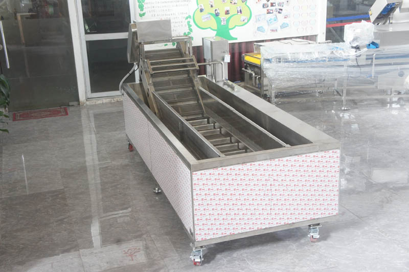 آلة تنظيف الخضروات